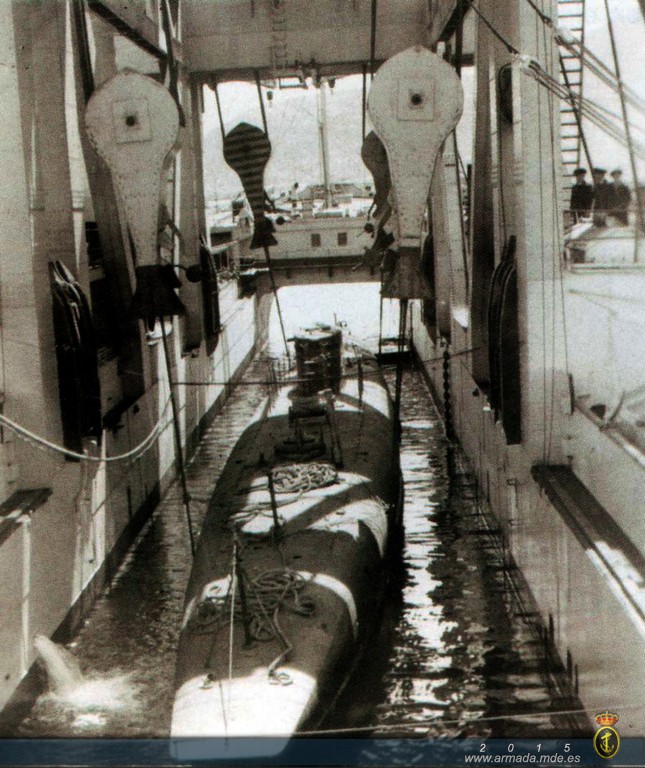 Prácticas de salvamento de submarinos desde el "Kanguro". Un submarino de la clase A suspendido del sistema de izado.